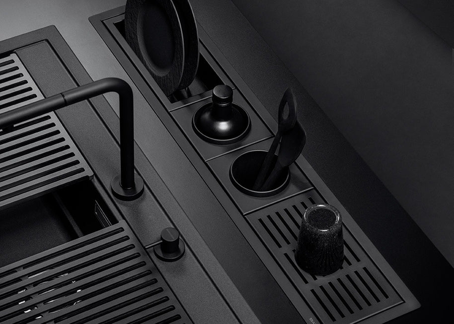 BLACK STAINLESS STEEL BOTTLE HOLDER